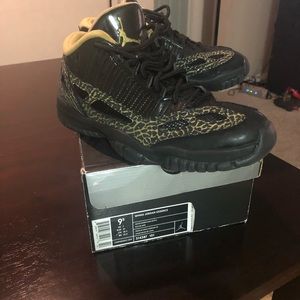 Smoke free home Women’s 9.5 Jordan’s Black n Gold